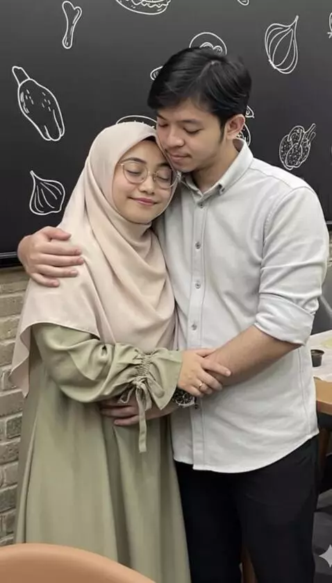 AI Video from prompt: The women seducing the men with her big boobs