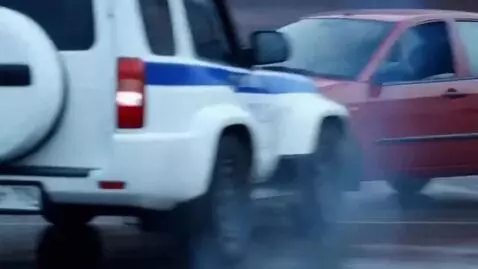 AI Video from prompt: Russia. City. Street. Chase. The suspect (a 20-y