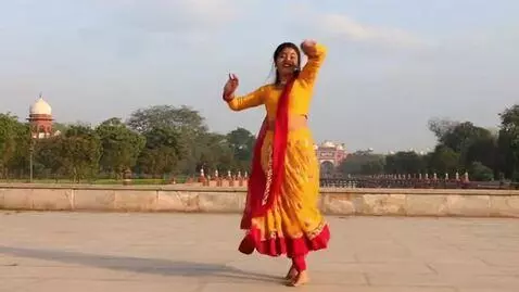 AI Video from prompt: indian girl dancing