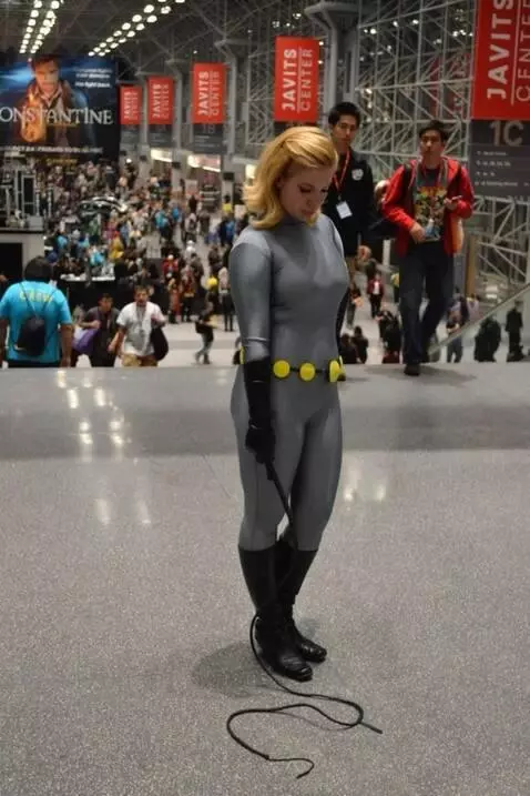 AI Video from prompt: this woman has diarrhea in her suit