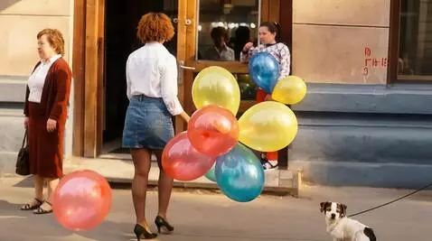 AI Video from prompt: A strong wind is blowing from left to right.A wo