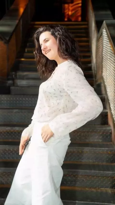 AI Video from prompt: The girl turns her back and slaps her back pocke