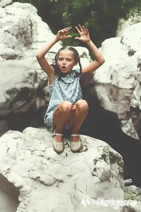 AI Video from prompt: to raise the hands hight and show language