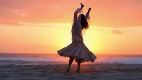 AI Video from prompt: A captivating young woman with long, dark, curly