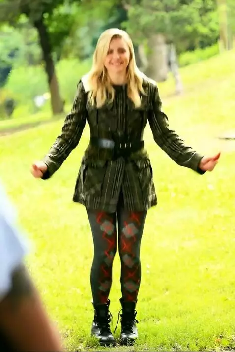 AI Video from prompt: girl is jumping rope, and the camera is zooming 