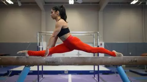 AI Video from prompt: gymnast in orange legging doing middle splits in