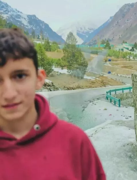 AI Video from prompt: surreal, magical world where the mountains are g