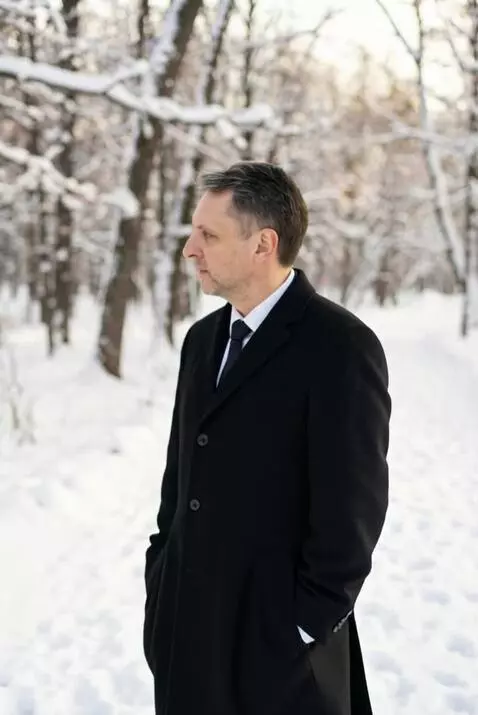 AI Video from prompt: Context: A frost-covered bridge at dawn, with ba