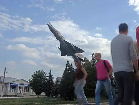 AI Video from prompt: Pixar style. Early morning. People walking to wo