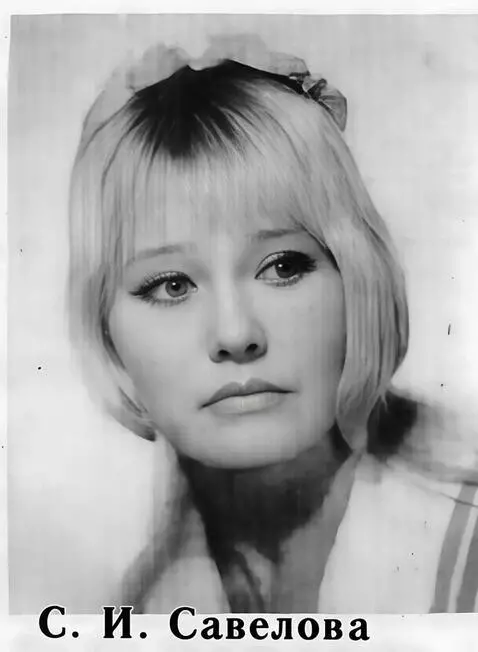 AI Video from prompt: Posing, --close-up of the face,