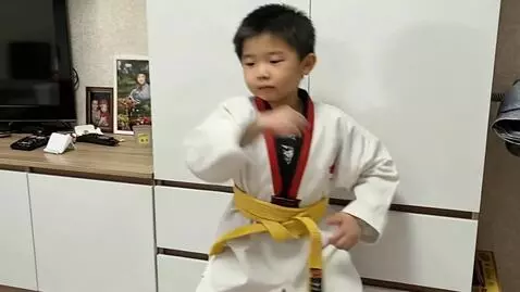 AI Video from prompt: Energetic hip hop dance, With jumps and turns