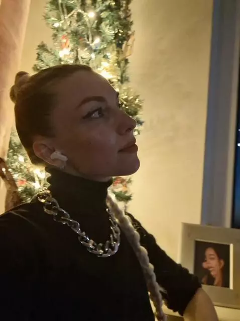 AI Video from prompt: Make a Christmas scene from this image. Like gir