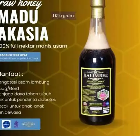 AI Video from prompt: Ultra-realistic honey bottle slowly rotating in 