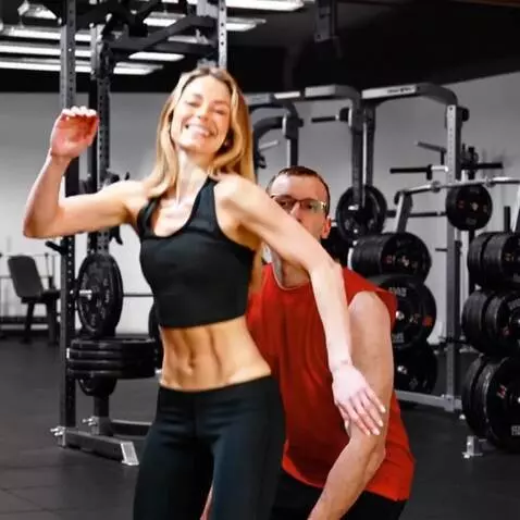 AI Video from prompt: The girl jumps behind the guy, wrapping her legs