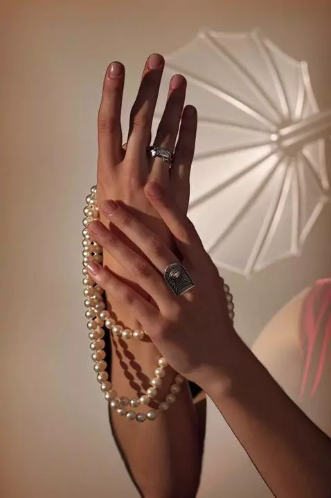 AI Video from prompt: Photoreal cinematic macro jewelry shot, expensiv