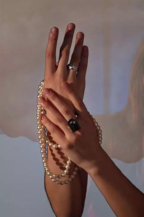 AI Video from prompt: Photoreal cinematic macro jewelry shot, expensiv