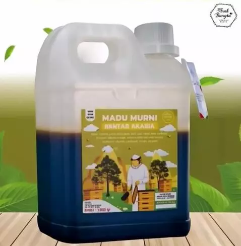 AI Video from prompt: The honey bottle slowly rotates clockwise, then 