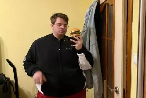 AI Video from prompt: the man in the video starts eating burgers that 