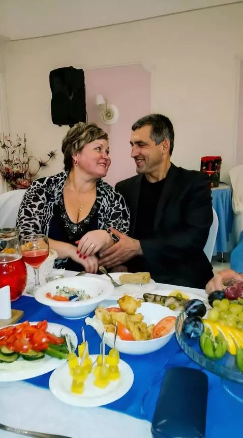 AI Video from prompt: People take each other's hands, interlace their 