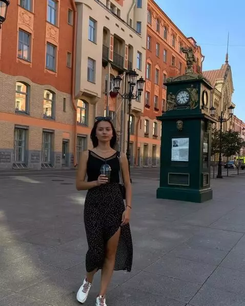 AI Video from prompt: she walks towards the camera