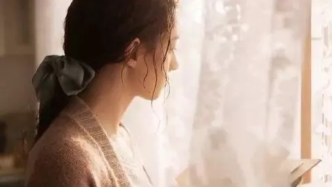 AI Video from prompt: Chestnut-haired woman in light apricot cardigan 