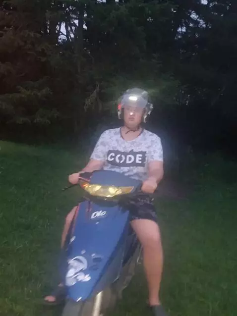 AI Video from prompt: Man go to the kfs in the skuter he no sell the b