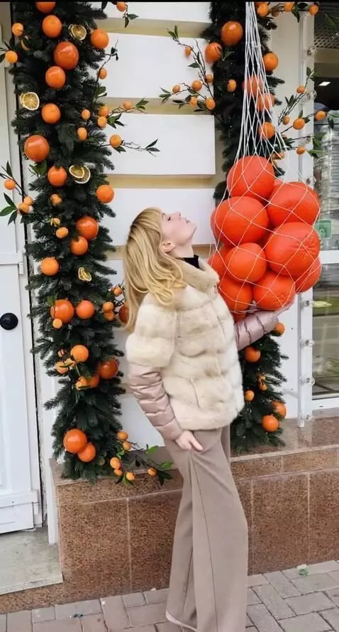 AI Video from prompt: Happy woman smelling oranges