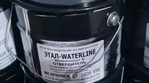 AI Video from prompt: There are yachts at the dock, and many cans of E