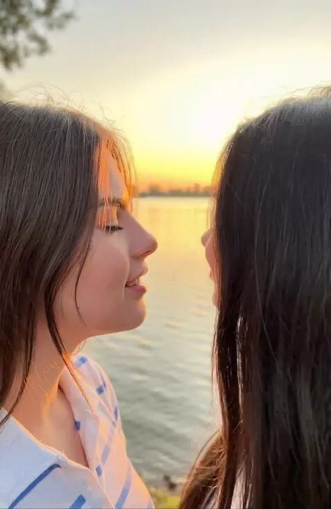 AI Video from prompt: The girl turns her back to the camera and moves 