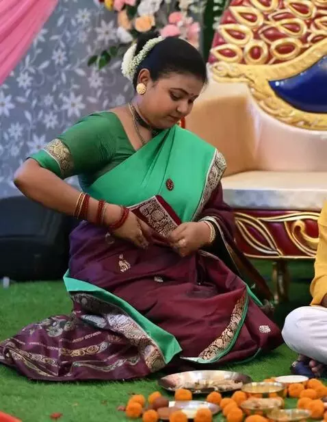 AI Video from prompt: Woman with beautiful red hair wearing glasses an