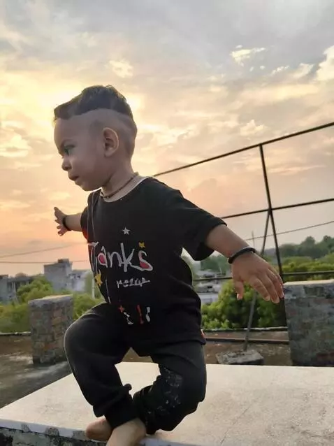 AI Video from prompt: Make a dance video to Bollywood trending song de