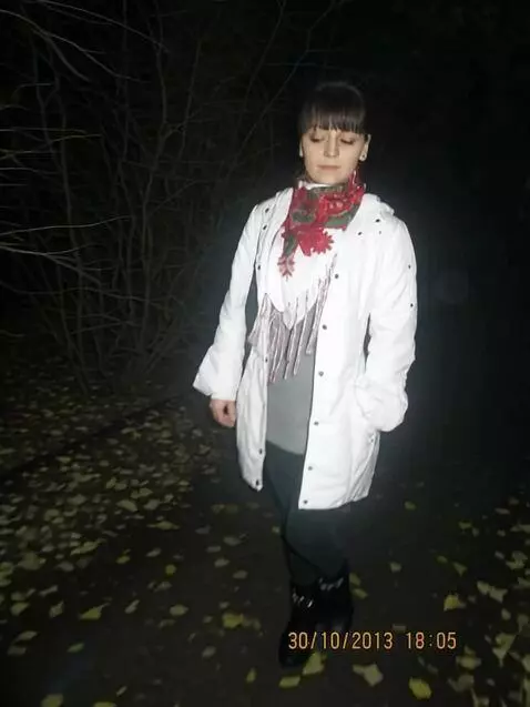 AI Video from prompt: The girl walks and leaves the frame.