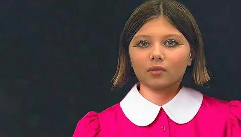 AI Video from prompt: posing, longing, close-up of a face