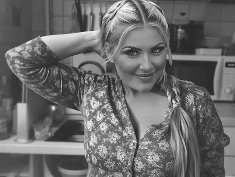 AI Video from prompt: lifts and sniffs the armpit