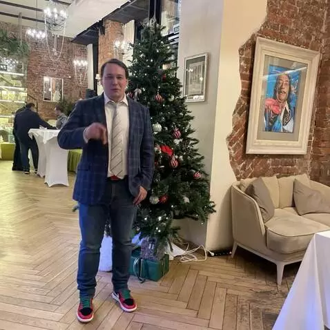 AI Video from prompt: Man on the photo slowly becomes old smiling and 