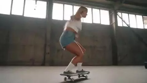 AI Video from prompt: *** VISUAL PROMPT ***Cinematic low-angle dynamic