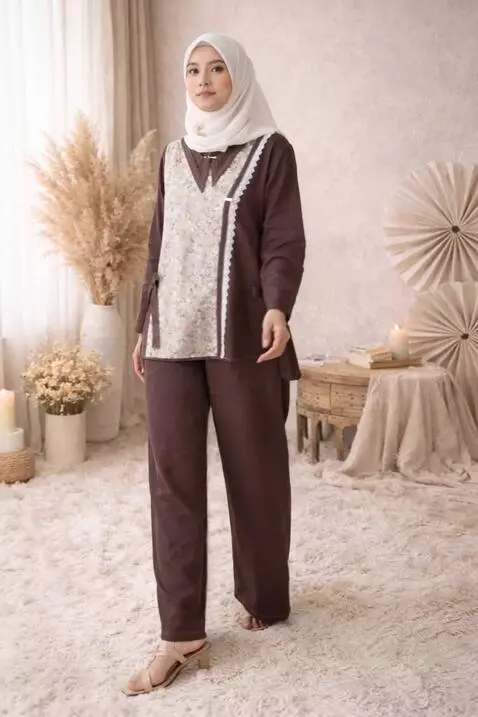 AI Video from prompt: create a model that is walking in an elegant sty