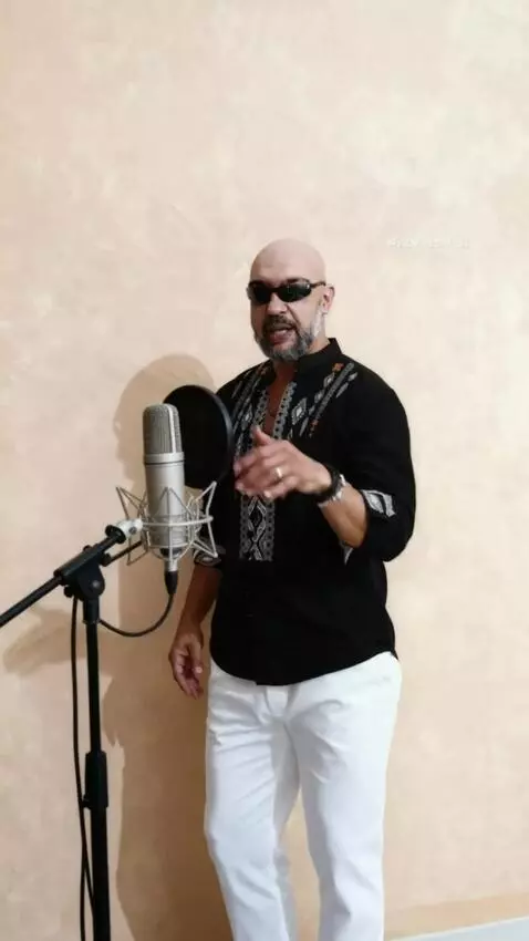 AI Video from prompt: Realistic video. A man, an exact replica of the 