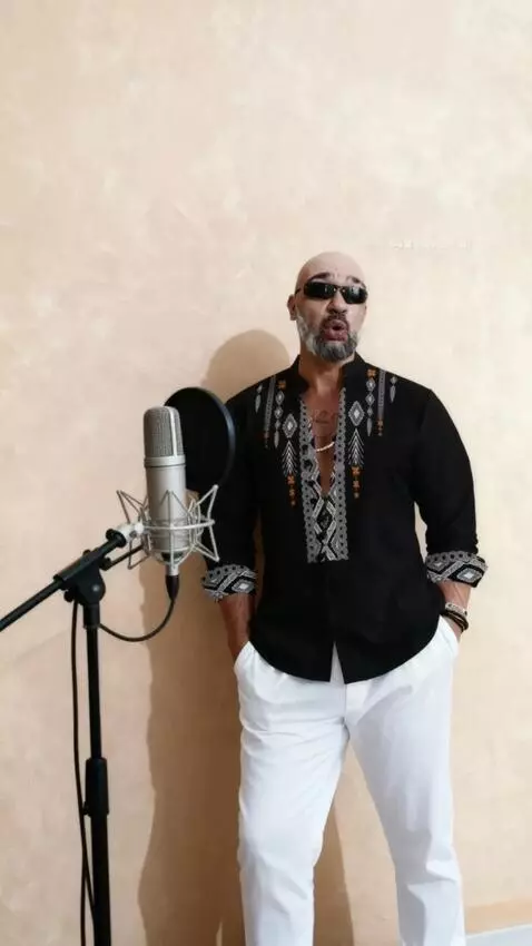 AI Video from prompt: A realistic video. A man, an exact replica of th