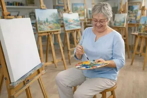 AI Video from prompt: The character dips the brush into the paint pale