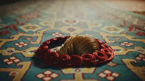 AI Video from prompt: Smooth cinematic glide over an ornate Persian ca