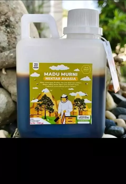 AI Video from prompt: The honey jerrycan image slowly rotates to the l