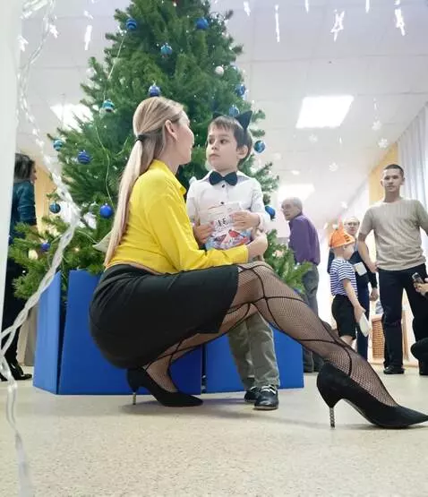 AI Video from prompt: the girl on the left is giving the guy on the ri
