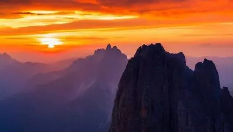 AI Video from prompt: mountain amazinf sunset
