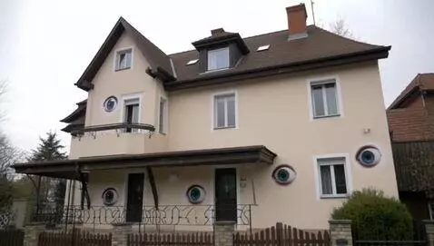 AI Video from prompt: house with eyes
