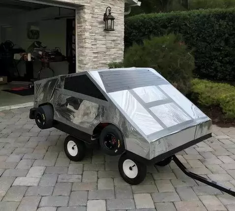 AI Video from prompt: Ultra realistic video of this car at a drive in 