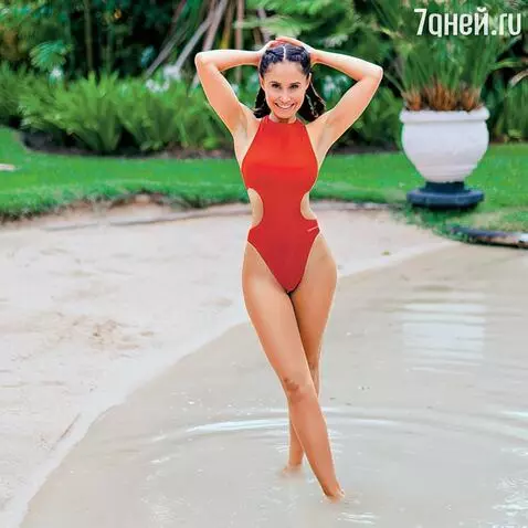 AI Video from prompt: model girl posing during an advertising shoot