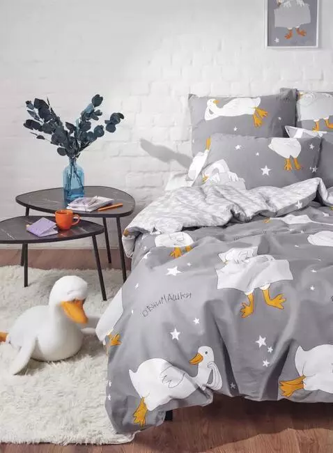 AI Video from prompt: The character from the bed linen (a goose - a so