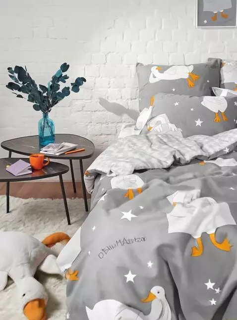 AI Video from prompt: The character from the bed linen (a goose - a so