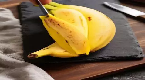 AI Video from prompt: I want the banana to be cut with a knife that’s 